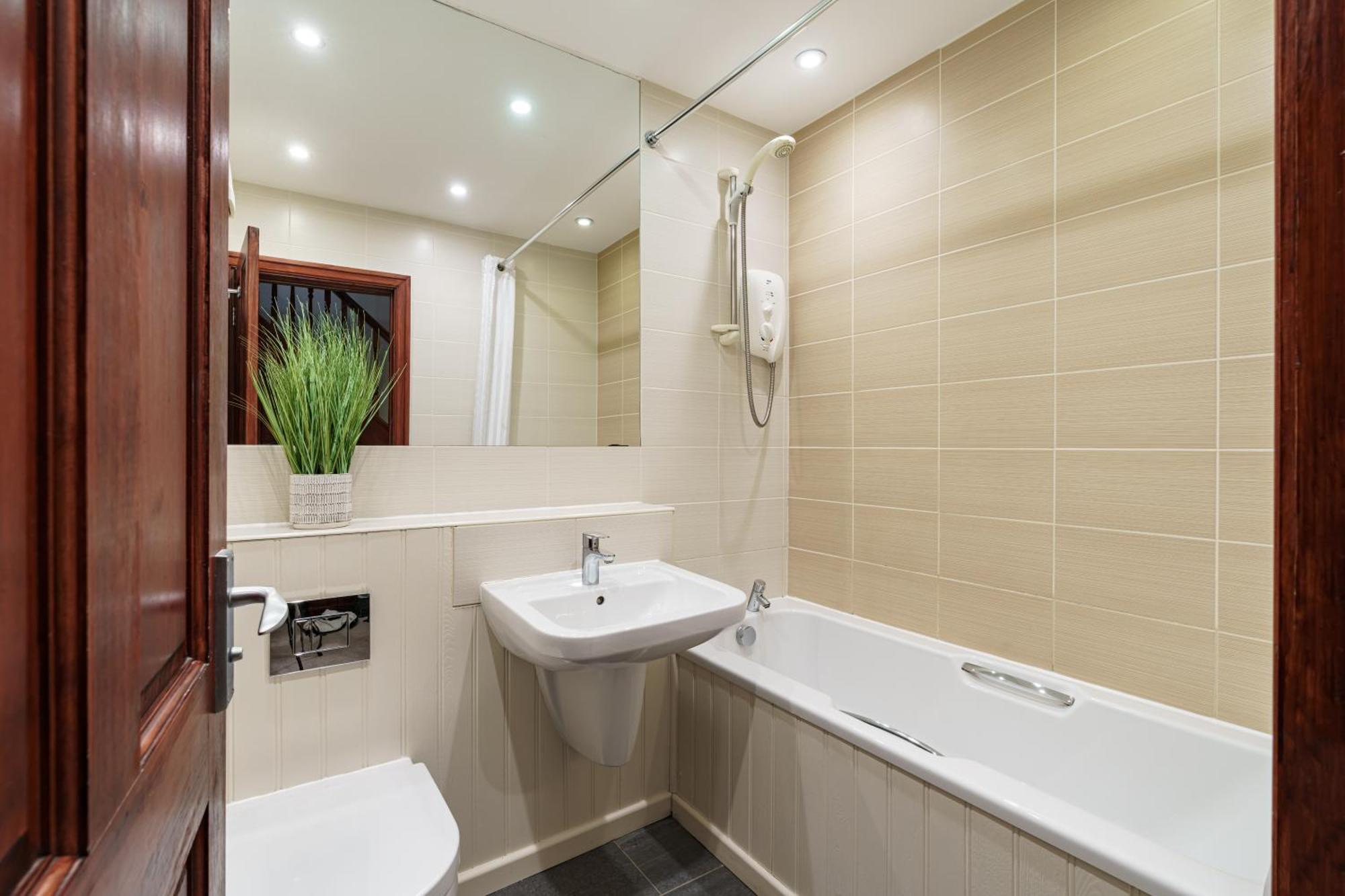 2 Bedroom Lake District Cottage At Windermere Marina Village 鲍内斯温德米尔 外观 照片